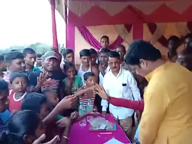 कार्यकर्ता सम्मेलन के दौरान फेस मास्क वितरण किया गया है। #भाजपा #bjp #jmm #ajsu #congress