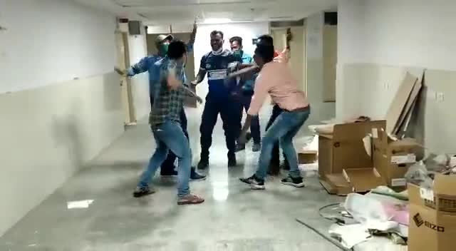 छिंदवाड़ा नगर: जिला अस्पताल छिंदवाड़ा के सुरक्षा गार्ड ड्यूटी छोड़ दारू डांस करते नजर आ रहे है चोरी से भी है इनका तालुका देखे
#कलतक
﻿#कल्