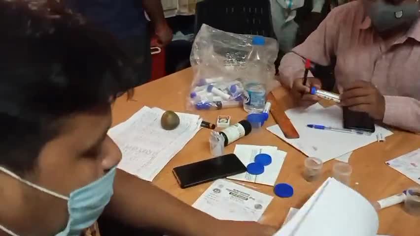इकौना: इकौना स्वास्थ्य केंद्र में एक ही गांव की 2 महिलाएं मिली संक्रमित, दोनों को कराया होम आइसोलेट #संक्रमित