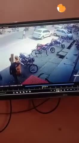 शाहाबाद: शाहाबाद स्थित पजांब नेशनल बैंक के सामने खड़ी साइकिल हुई चोरी, मामला सीसीटीवी में कैद #चोरी #सीसीटीवी