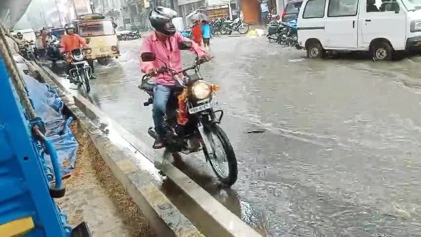 पटना ग्रामीण: Durga Assam raja bajar #ho rahi barish ke anusar 1 ghante mein jal jamav bahut Teri se badhana