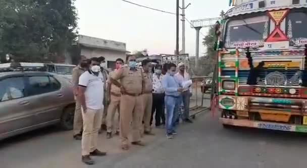 इटावा: बढ़पुरा पुलिस ने अवैध खनन परिवहन कर रहे 28 ओवरलोड ट्रकों को किया सीज #खनन #पुलिस