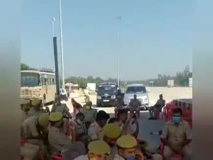बेहट: सपाइयों ने चमारीखेड़ा टोल प्लाजा पर दिया धरना, एसओ फ़तेहपुर की अगुवाई में पीएसी रही मौजूद #टोल #सपा