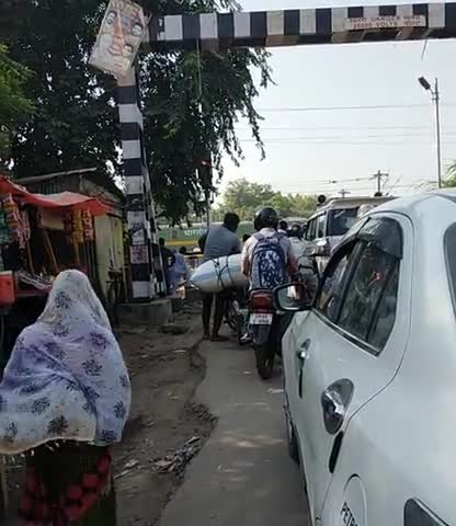 कानपुर: please insure panki padao railways crossing#upgov#Indian railways#jagoindia#kanpur﻿@