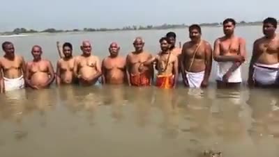 पीलीभीत: #अयोध्या - #ब्राह्मण_किसानों ने सरयू में खड़े होकर #जनेऊ की #कसम खाई -
कि अब कभी भी #भाजपा को वोट नहीं देंगे !