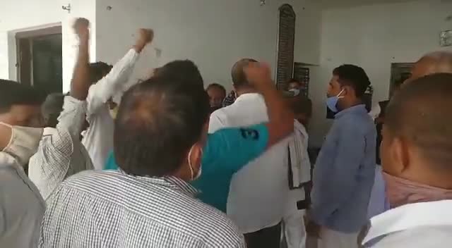 पटना - टेकारी से उम्मीदवार के खिलाफ सदाकत आश्रम में कांग्रेस कार्यकर्ताओं का हंगामा 
#bihar_vidhansabha_chunaw_2020