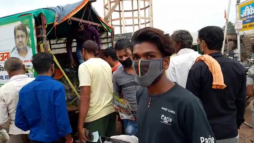 रायपुर: #corona काल मे #immunity बढ़ाने आम जनता को #Chhattisgarh #Sarkar #Aushadhiya #औषधीय पौधे बटवा रही।।
#raipur_cm_हाउस