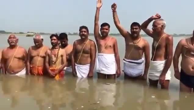 अयोध्या में सरयू नदी में ब्राह्मण समाज का प्रदर्शन,
भाजपा को वोट न देने की कसम खायी |

#जय_श्री_परशुराम
