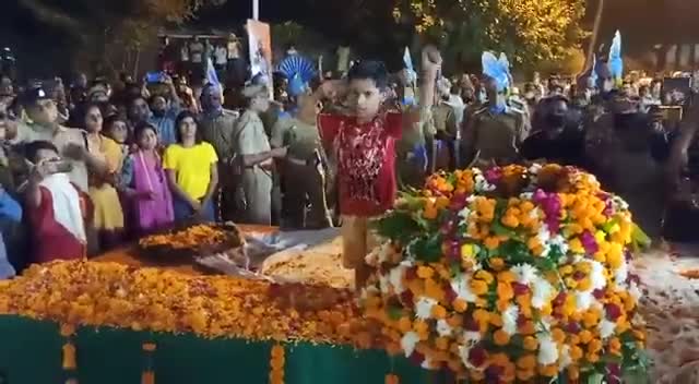 #आतंकवादियों के साथ मुठभेड़ में #शहीद
को #श्रद्धांजलि देता।
#शहीद_का_मासूम_बेटा_तुषार।