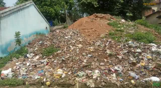चाईबासा: बड़ी बाज़ार हिन्द चौक स्थित मकान श्याम चरण राम के घर के पीछे की ज़मीन गंदगी,  #सदर #चाईबासा #पश्चिमसिंहभूम#कोरोनाकाल