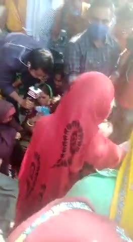 #राजस्थान करौली के #सपोटरा के बूकना गाँव में #पुजारी को जिंदा जलाने पर मौत की घटना के बाद घर वालों का रो-रो कर बुरा हाल।