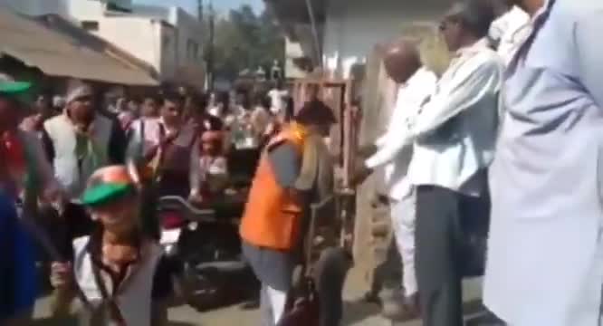 Bihar me BJP pratyashi ko Juton ki malay
#bihar #biharelection #biharchunav #biharassemblyelection2020 #bjp