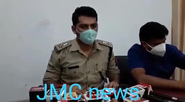 #योगी_का_जंगलराज

झांसी में शहर के बीचोबीच 10-15 दरिंदों ने छात्रा से गैंगरेप की हैवानियत भरी वारदात को दिया अंजाम।