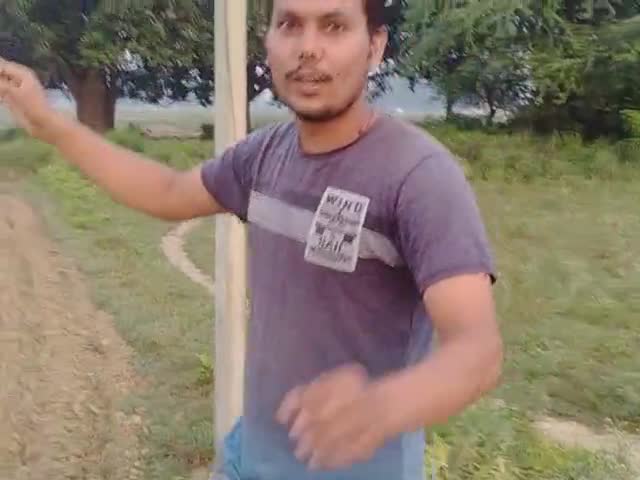 मड़ियाहू: gram sabha gahlai mai 
Bijli ka taar tut ke road ke bagal gira hua hai ab tak koi sunwai nhi hua#jaunpurnews ﻿