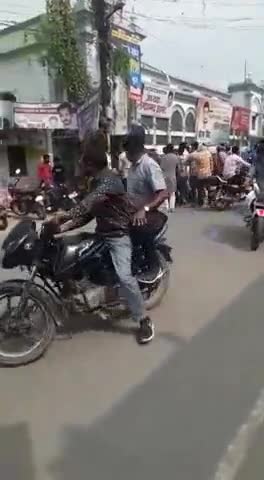 आज़मगढ़: शिब्ली नेशनल कॉलेज के पास चली गोलियां log खौफ #crime #azamgarh #shibli#collage #up #public #अपराध #police #crime #rape