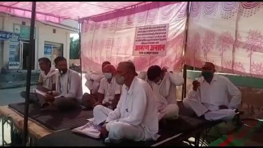 नोहर: मंदिर की जमीन पर कब्जा हटाने की मांग को लेकर नोहर उपखंड कार्यालय के समक्ष आमरण अनशन पर बैठा पुजारी परिवार #आमरण_अनशन