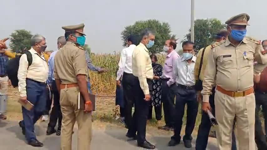 हाथरस: हाथरस कांड में सीबीआई की टीम ने करीब 3 घंटे तक घटनास्थल का किया निरीक्षण, पीड़ित परिजनों से की पूछताछ #cbi #हाथरस_पुलिस