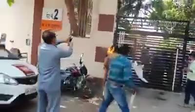#भाजपा_कार्यालय_लखनऊ में #न्याय के लिए #आत्मदाह करती #भारत_की_बेटी......
अब यही देखना है यह है देश की तस्वीर,