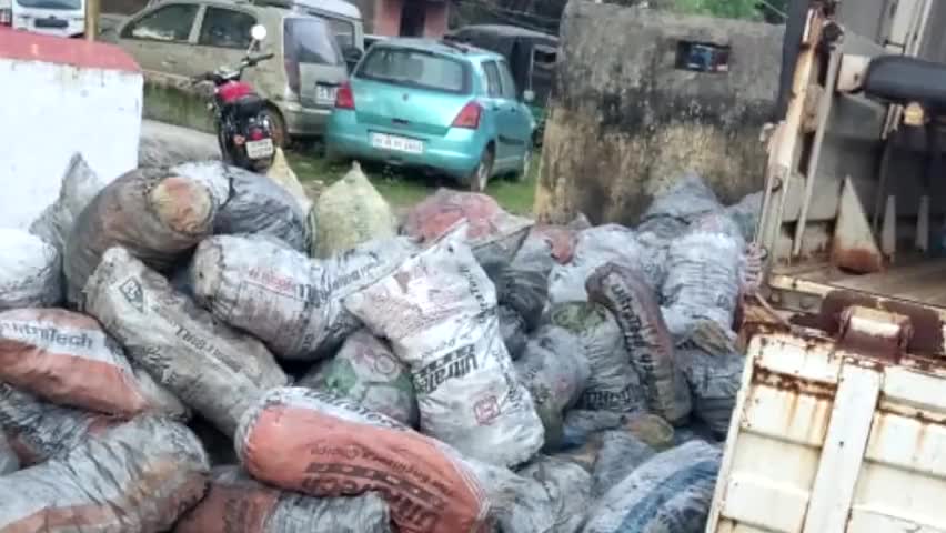 इचाक: इचाक पुलिस ने 200 बोरा अवैध कोयला जब्त किया।
#koyla #news #police