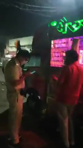 धनबाद नया बाजार सुभाष चौक के सामने आइसक्रीम बेच रहे गरीब के साथ टाइगर मोबाइल की खुली गुंडागर्दी.

#police 
#gundagardi