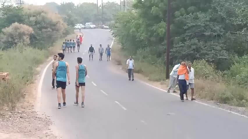 ग्वालियर गिर्द: कैंसर पहाड़ी पर लोगो ने फिर से आना चालू करदिया कुछ समय पहले तेंदुए के होने के कारण लोगों मे खोप था #gwalior #gwaliornew