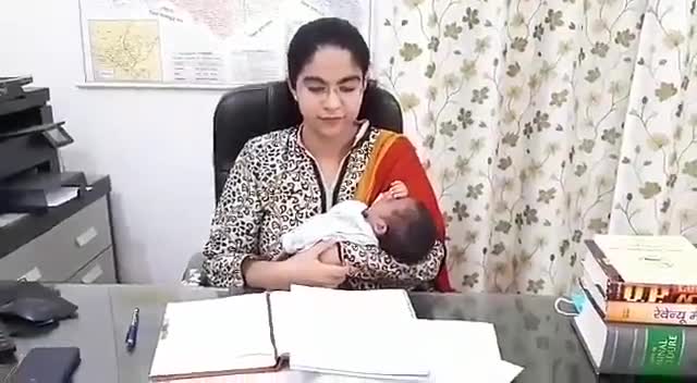 2फर्ज़ एक साथ निभाती मोदीनगर की #एसडीएम #सौम्या_पांडे #माँ औऱ #ड्यूटी दोनों का फ़र्ज़ एक साथ अदा करती हुती!