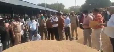 देखिए नये किसान बिल का क्या फायदा है,पीलीभीत के D.M एक किसान को बिचौलिए से बचाते हुए नजर आरहे है #vote4bjp #vote4pranav