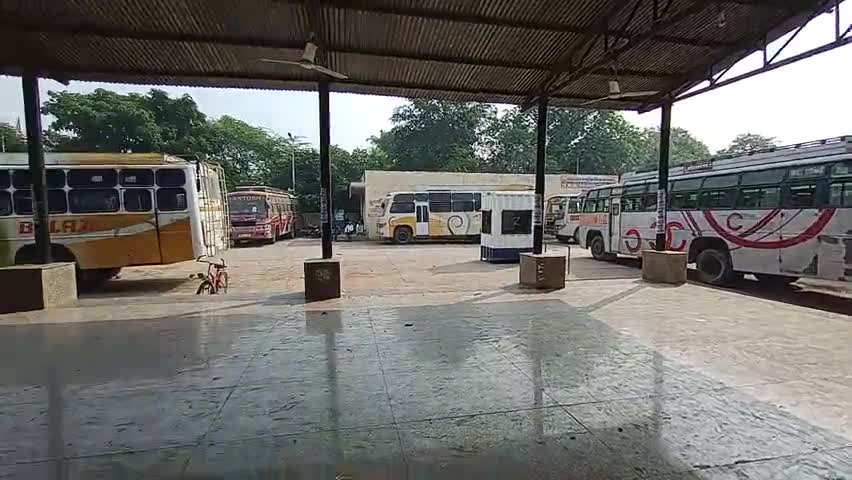 ग्वालियर गिर्द: झांसी रोड स्थित बस स्टैंड पर सवारी ना मिलने पर बस मालिकों में बेचैनी #gwaliornew #busstand #gwalior #lock_down #bus