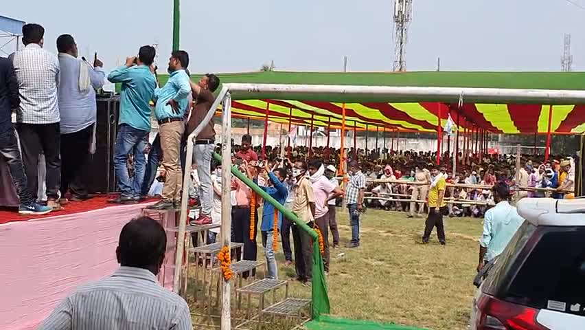 सोनो: #जन_अधिकार_पार्टी_लोकतान्त्रिक के उम्मीदवार #मोहम्मद_शमशाद_आलम के साथ सभा संबोधित करते हुए #श्री_पप्पू_यादव जी