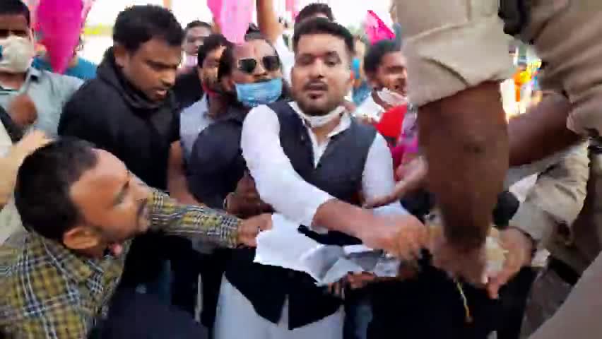 रायपुर: #jogi समर्थकों की #CM #bhupeshbaghel का पुतला जलाते #police के साथ झूमाझटकी।।
#amit #Ajit #jogi #chhattisgarh #raipur