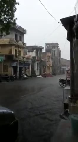 शारदीय नवरात्रि के पहले दिन फालना में हुई बारिश आज फिर बिजली की चकाचौंध के बीच बादल गर्जने के साथ #सादडी में हुई बारिश ।