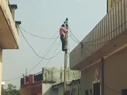 बेहट: बकाया बिलों की वसूली के लिए विधुत विभाग चला रहा कनेक्शन काटो अभियान, मुज़फ्फराबाद में काम में जुटी विभाग की टीम #pvvnl