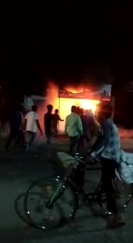 गोपालगंज: बड़हरिया रोड़, नियर मिरलीपुर पेट्रोल पंप के सामने #शर्मा मोटर साईकिल रिपेयरिंग दुकान# में आकस्मिक लगा आग,दुकान हुआ ख़ाक।