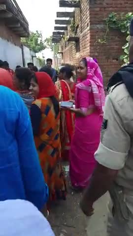 करपी: #घूम घूम कर #गांव में गीत #गाकर  वोट #मांग रहे हैं देखिए कैसे
