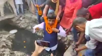 मधेपुरा: #मधेपुरा_विधानसभा से #लोजपा उम्मीदवार #साकार_यादव एक नाले में उतरकर अपनी बात रखते हुए 👌👌👌