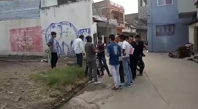 इंदौर: #सांवेर के #कंपेल गांव में #बसपा_जिताओ प्रचार पूर्व संयुक्त कलेक्टर मा.विक्रम गेहलोद जी को जिताने प्रचार एवं हाथी बनाए।