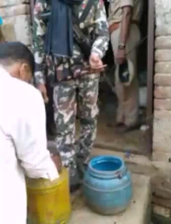 करपी:किंजर थाना पुलिस ने की शराब कारोबारी के खिलाफ किया छापेमारी,10लीटर शराब बरामद व एक गिरफ्तार#उत्पाद_विभाग