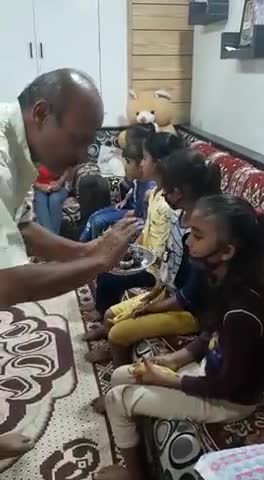 बाड़मेर: नवरात्रि पर सेवा बस्ती की कन्याओं का अपने घर में #कन्यापूजन करते हुए बाड़मेर जिले के माननीय सह जिला संघचालक मनोहर बंसल