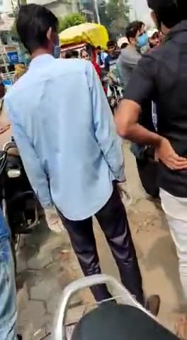 इंदौर: इंदौर कालका माता के भेष में भीख मांग रहे युवक को लोगों ने पीटा,
#Indore #IndoreNews #IndoreNewsLive #ViralVideo #News