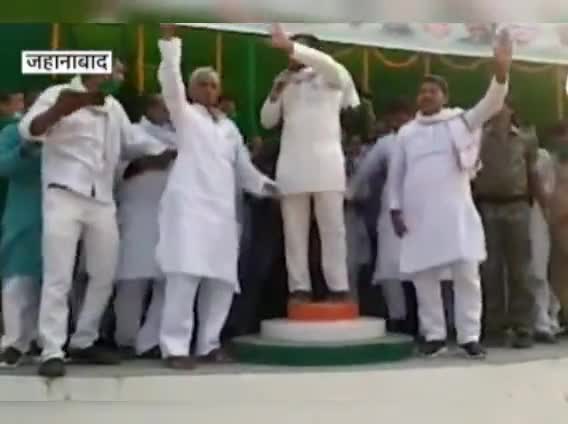 #बिहार_चुनाव : रैली में संभाल नहीं पाए #तेजस्वी, तिरंगे का किया अपमान! #RLSP प्रमुख #उपेंद्र_कुशवाहा ने ट्वीट कर तंज कसा