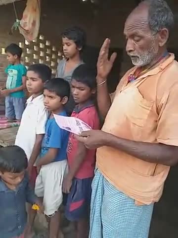 गोगरी: चुनावी यात्रा के दौरान #प्लूरल्स_पार्टी के उम्मीदवार रतन प्रिया से #घूस का शिकायत करते परबत्ता विधानसभा की जनता।﻿