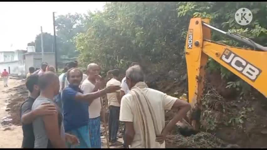 हुसैनाबाद: पोलडीह पंचायत के पूर्व मुख्य अभय कुमार सिंह ने अलीनगर से पोलडीह तक जर्जर पथ को कराया मरम्मत , #जनसेवा