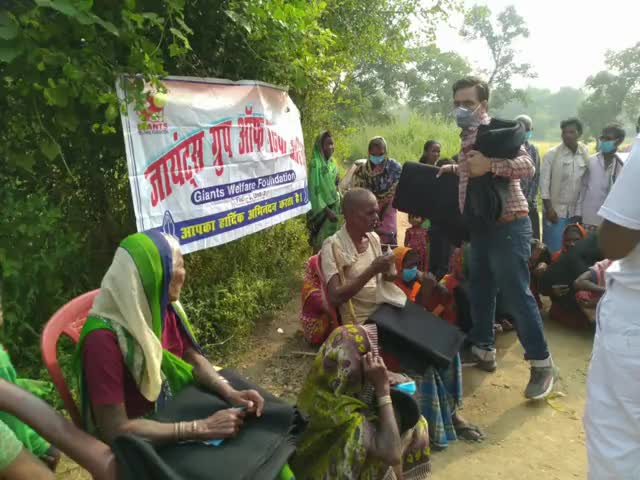 गढ़वा: सदर प्रखंड के परशही गांव में जायन्ट्स आस्था ने ठंड के दस्तक के साथ ही शुरू की कम्बल वितरण कार्यक्रम#कम्बल#वितरण