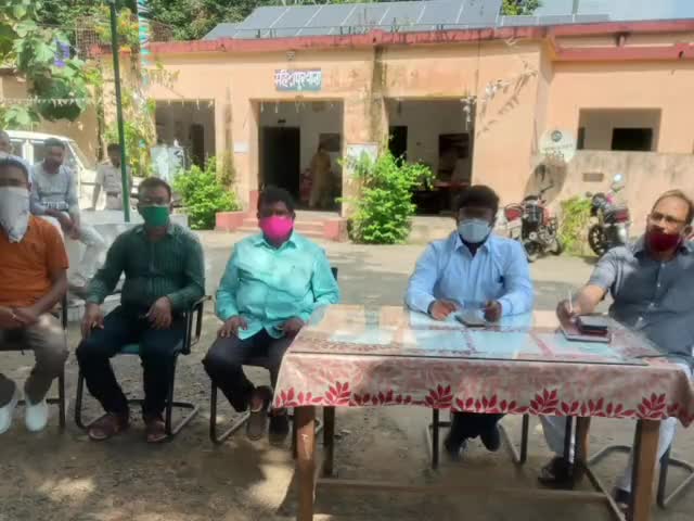 महेशपुर: महेशपुर थाना परिसर में फर्जी ब्लाक स्टाफ बनकर रूपया उड़ाने मामले में पुलिस व ब्लाॅक स्टाफ ने किया जागरूकता बैठक #pulice