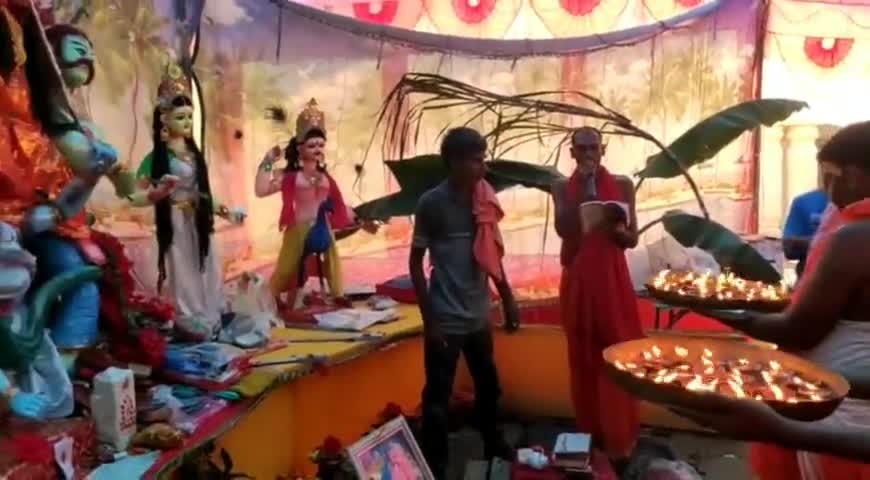 भवनाथपुर: भवनाथपुर के पूजा पंडालों में संधि पूजा कर व्रतियों ने किये दीप दान#शारदीय नवरात्रि