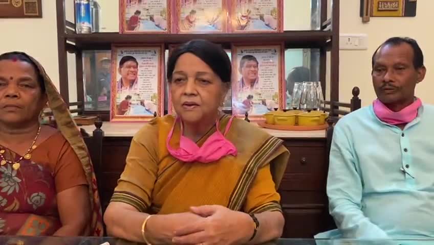 रायपुर: #congress प्रदेश अध्यक्ष #mohan #Markam ने पूर्व मुख्यमंत्री #Ajit #jogi को कहा नकली #Adivasi! रेणू #jogi भावुक हुईं।।