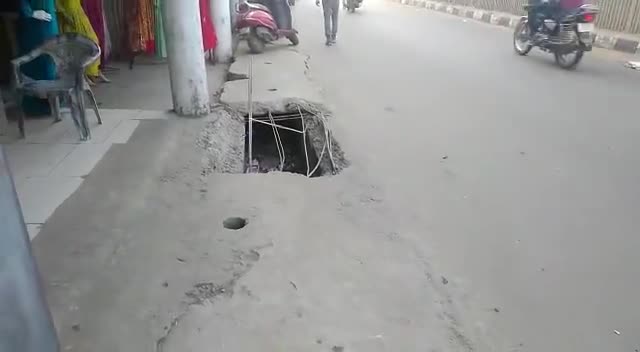 छिंदवाड़ा: तिलक मार्केट के पास ब्रिज के साइड में गड्डा बना परेशानी की जड़
#chouhanshivraj 
#publickipehal