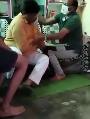 सागर नगर: मित्रों प्रदुम्न सिंह को देखकर तो लग रहा है कि किसी पेय पदार्थ की मात्रा कुछ ज्यादा हो गई है
#कमलनाथ #जय_कांग्रेस