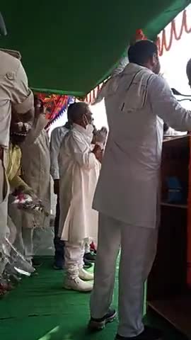 तेजस्वी जी ने राजेन्द्र यादव को जीत का माला पहनाते हुए
#दिलीप﻿@