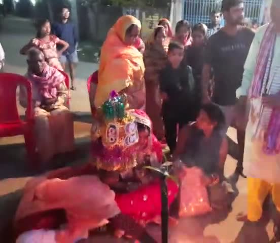 तेघरा: फुलवरिया 1 गोपी स्थान में नव निर्मित शिव मंदिर में प्रथम विवाह संपन्न प्रेमी युगल
#गोपीस्थान﻿ 
#विवाह
#प्रेमी युगल